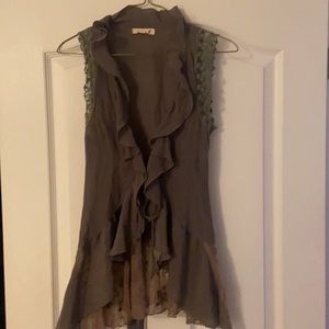 Stunning Bohemian vest with lace and ruffles 🌺